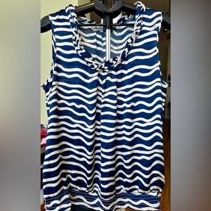 Signature by Larry Levine Navy and White Wave Pattern Blouse